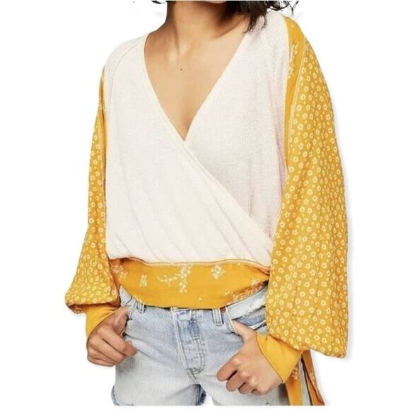 Free People Auxton Balloon Sleeve Surplice Neckline Yellow & Blush Blouse Sz XS - Picture 1 of 9